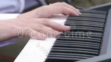 年轻的女人学会弹数字<strong>钢琴</strong>。 那个女孩有一件白色衬衫。 白色<strong>钢琴</strong>
